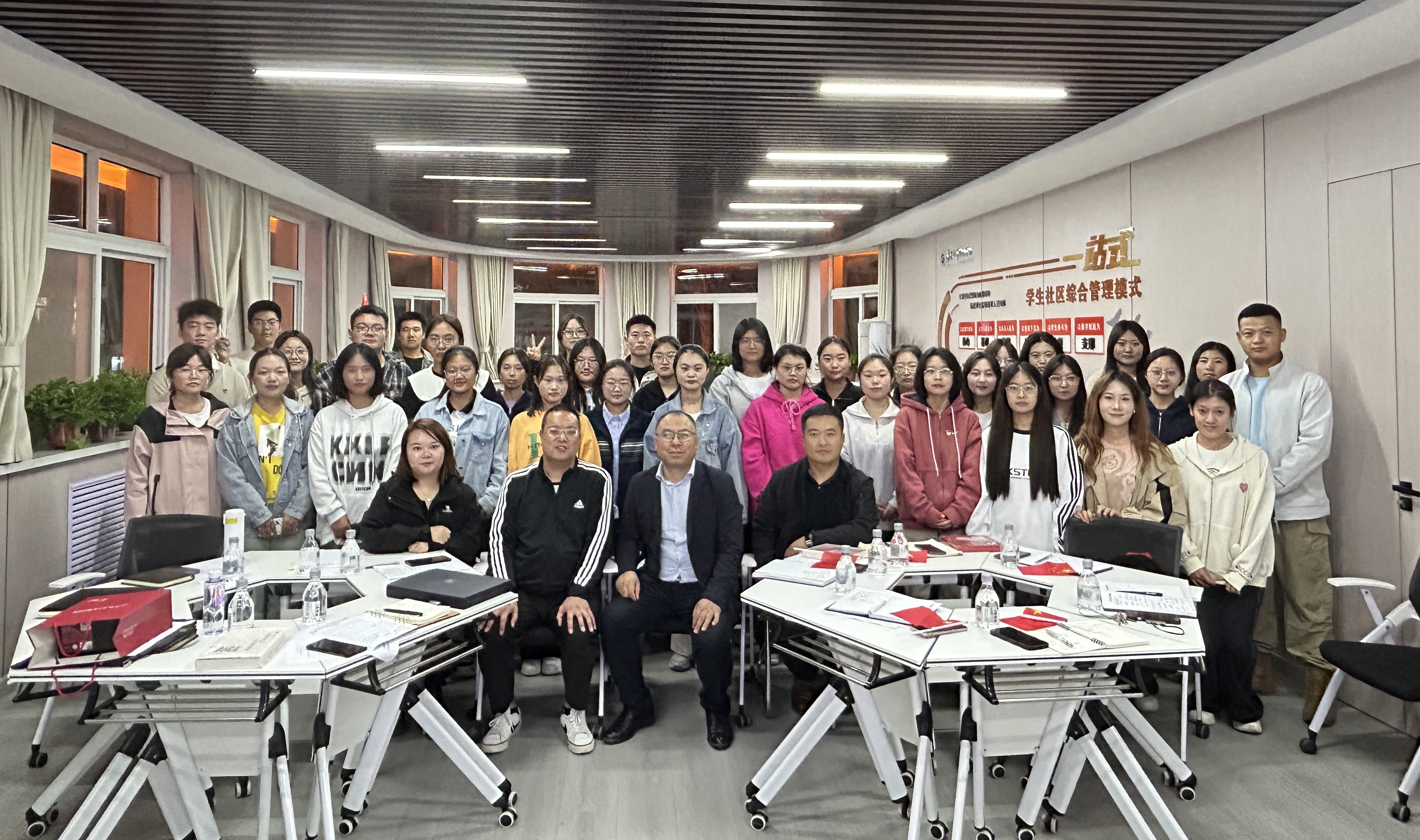 1邀請社會科學(xué)院副所長為共青團(tuán)員開展思政課堂.jpg