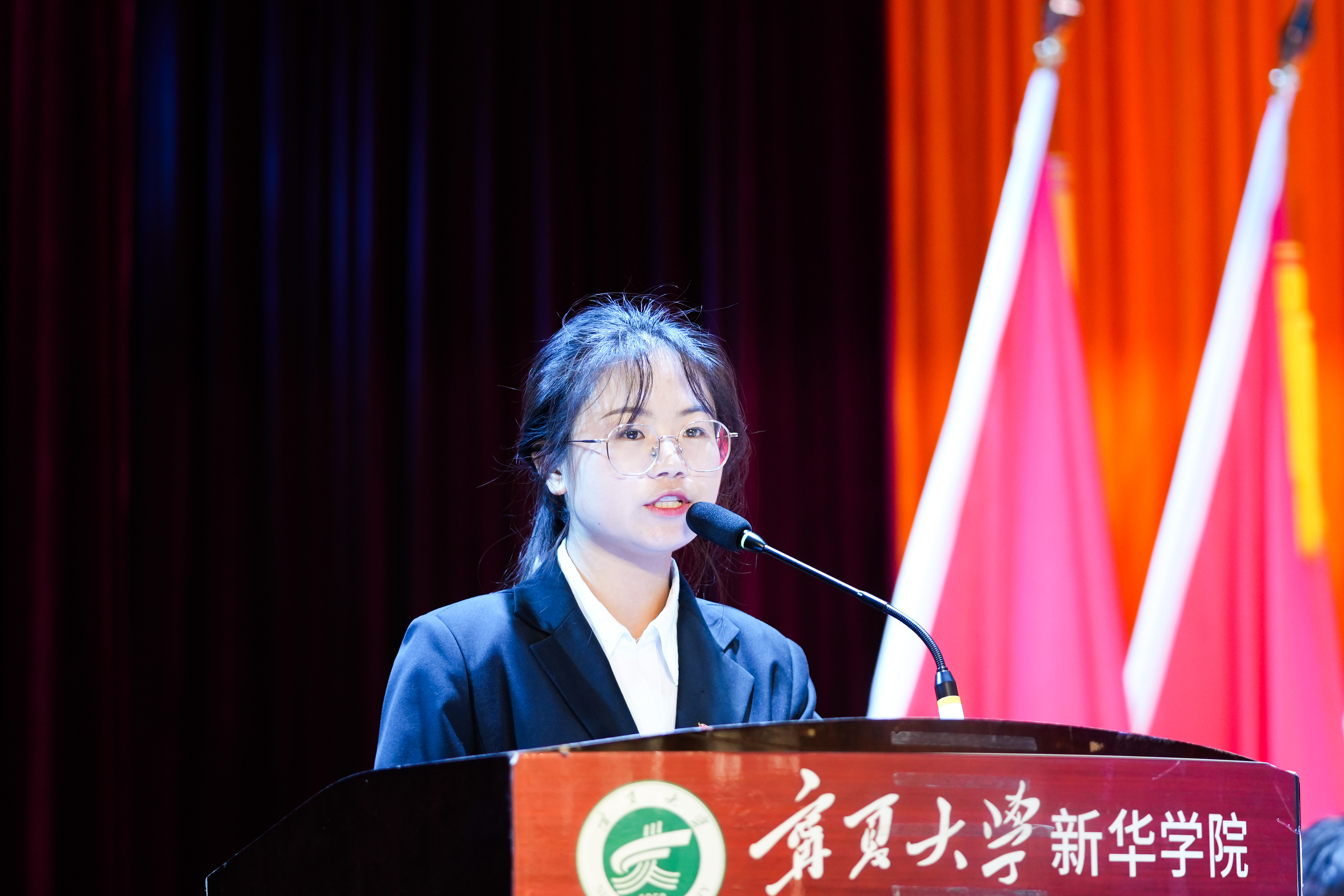 陳娜娜作工作報(bào)告.jpg